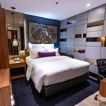Coro Hotel Makati City Екстер'єр фото