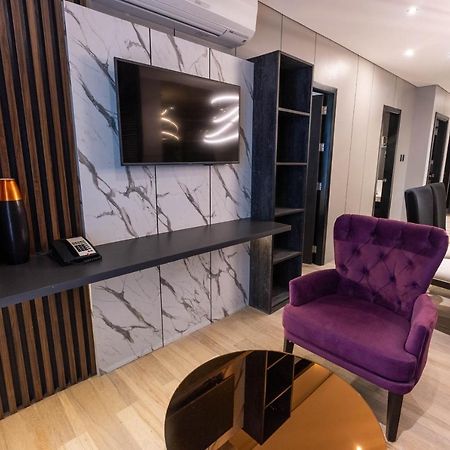 Coro Hotel Makati City Екстер'єр фото