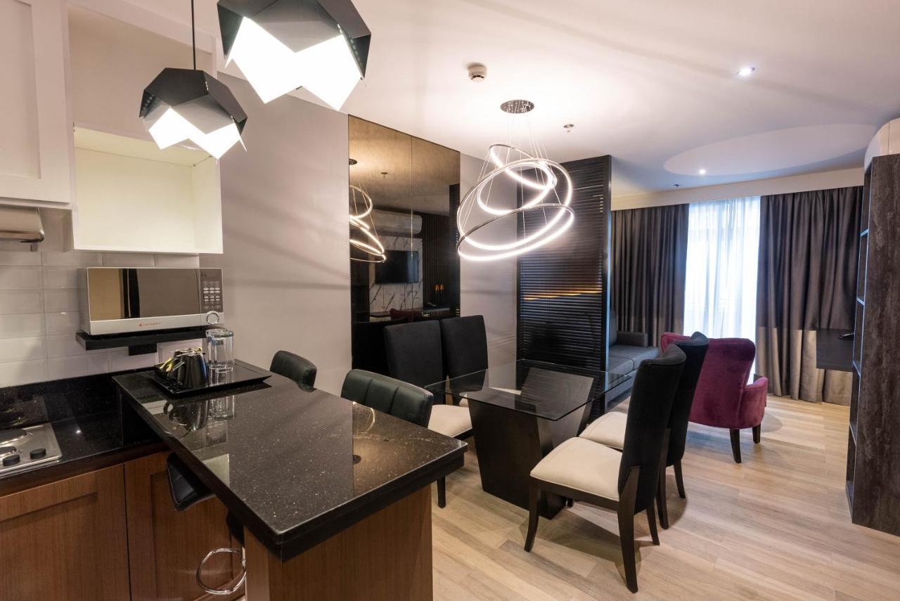Coro Hotel Makati City Екстер'єр фото