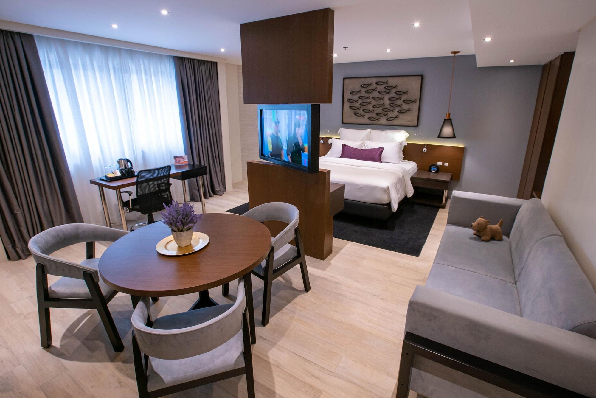 Coro Hotel Makati City Екстер'єр фото