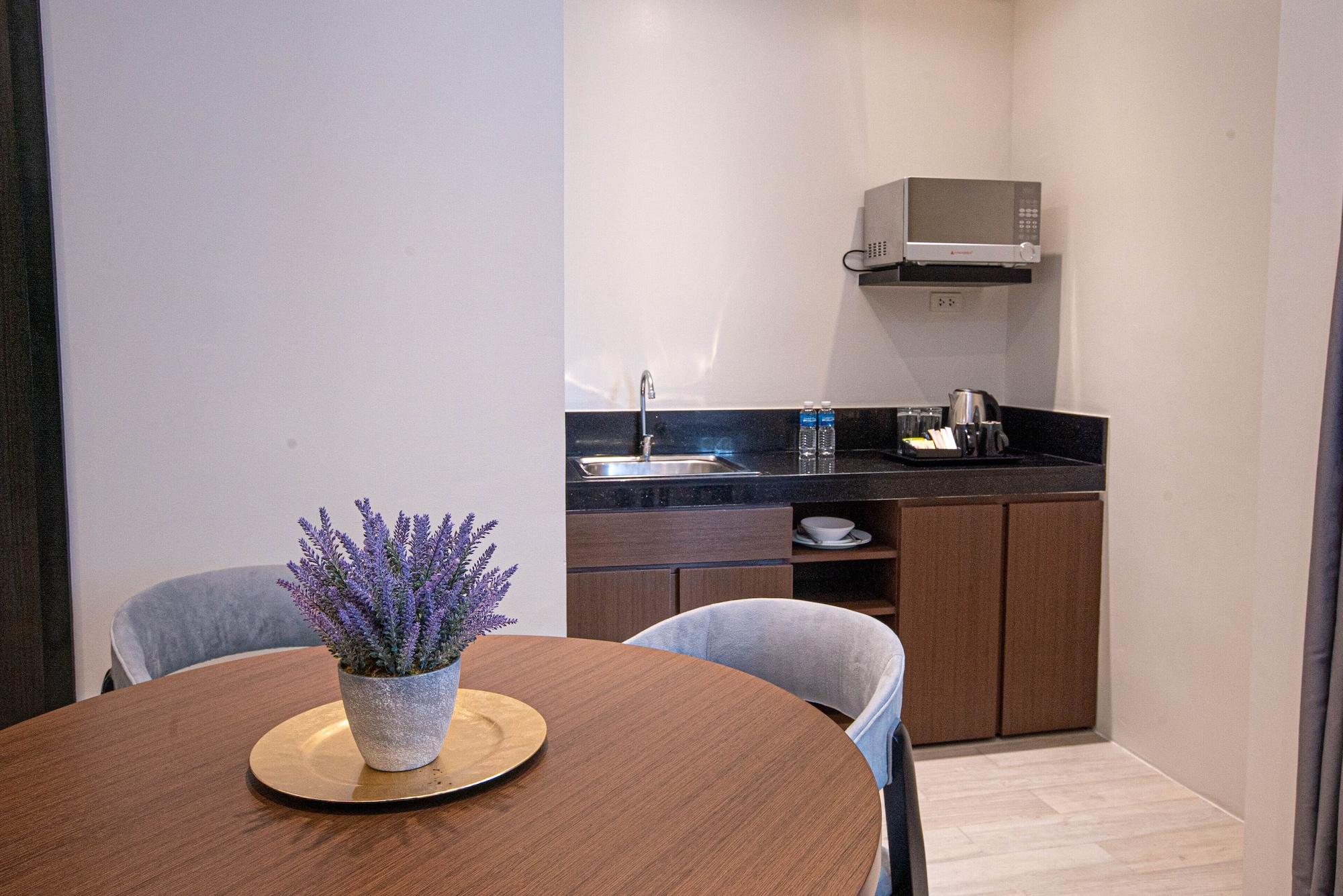 Coro Hotel Makati City Екстер'єр фото