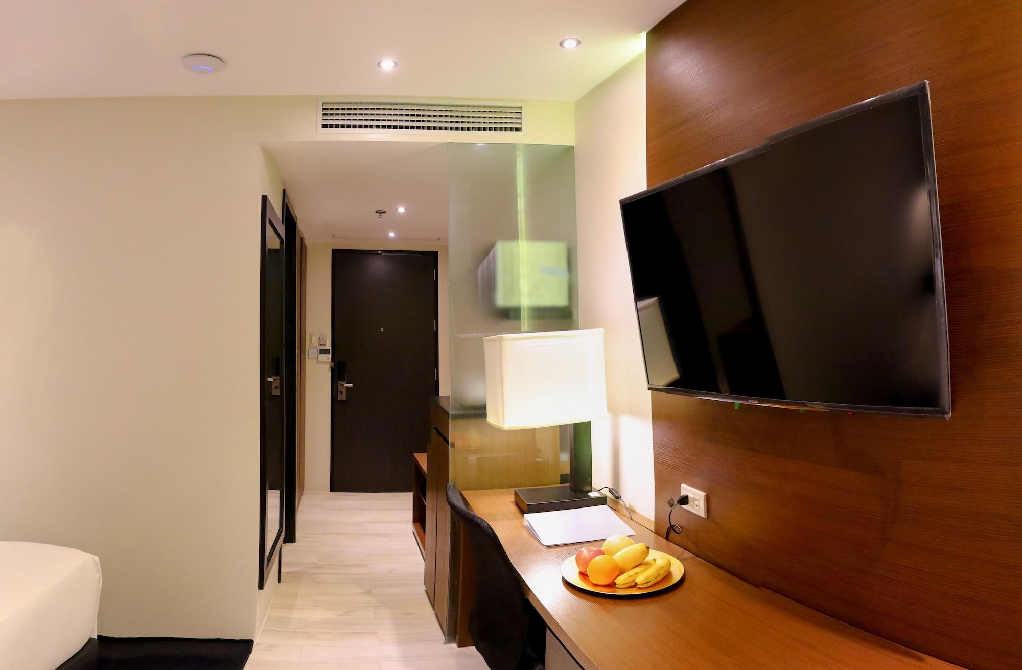 Coro Hotel Makati City Екстер'єр фото