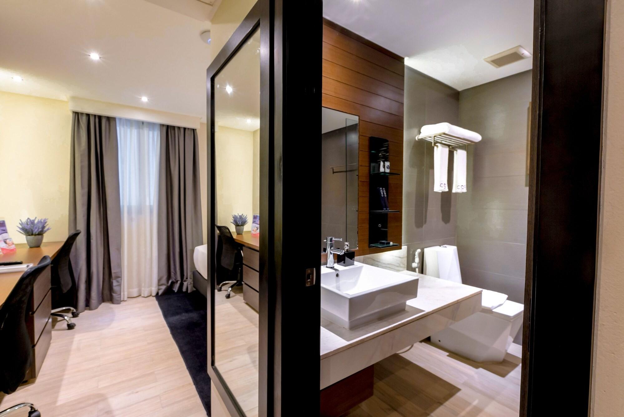 Coro Hotel Makati City Екстер'єр фото