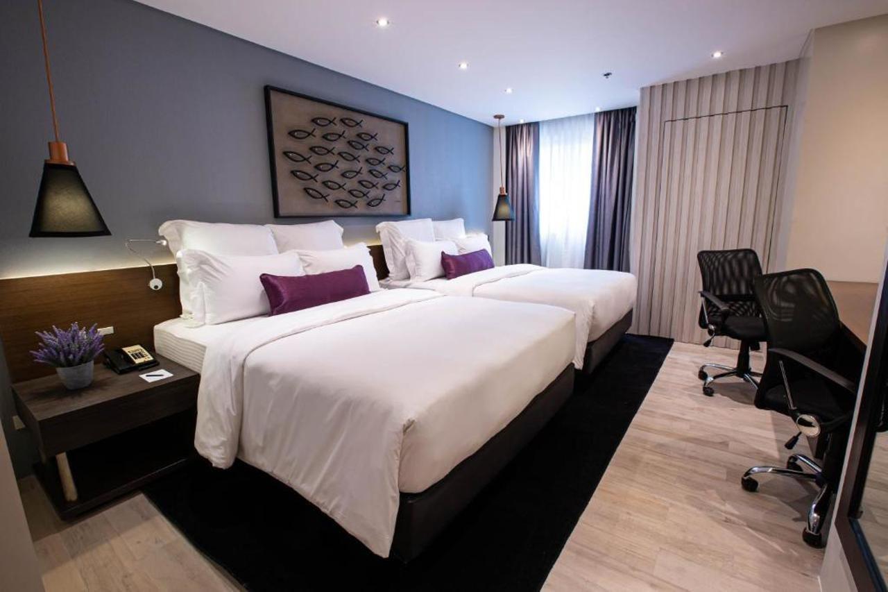 Coro Hotel Makati City Екстер'єр фото