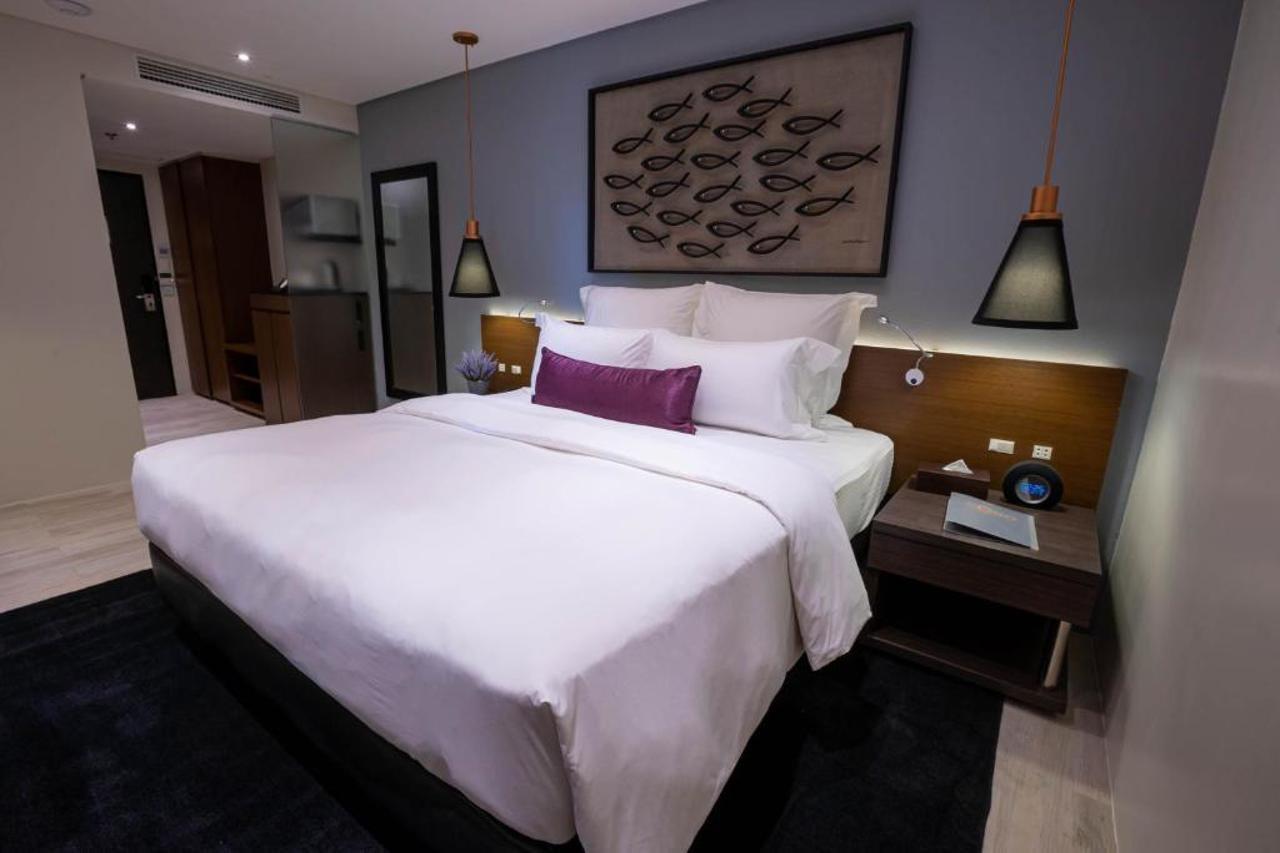 Coro Hotel Makati City Екстер'єр фото