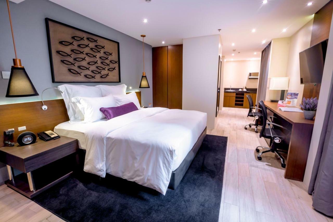 Coro Hotel Makati City Екстер'єр фото