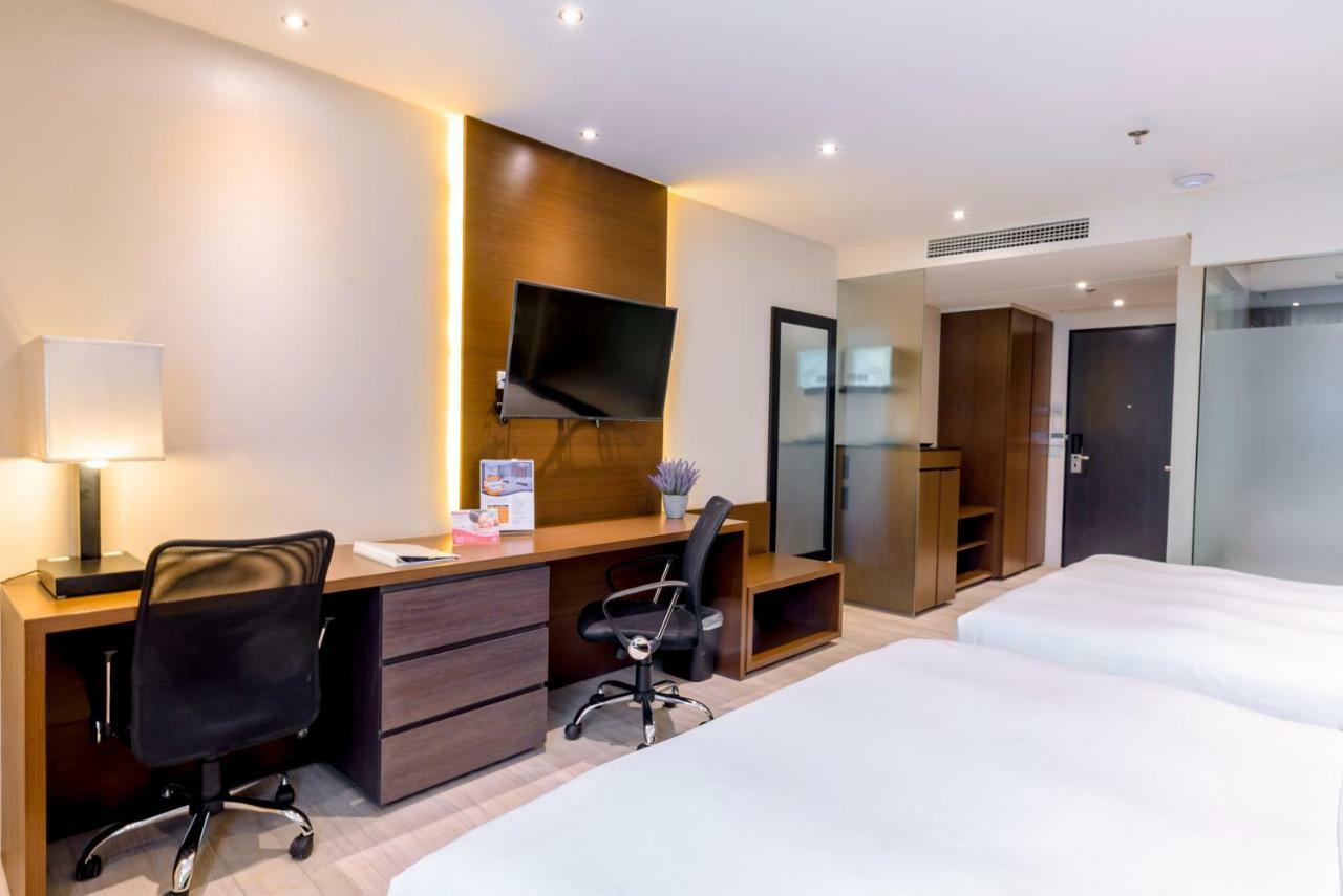 Coro Hotel Makati City Екстер'єр фото