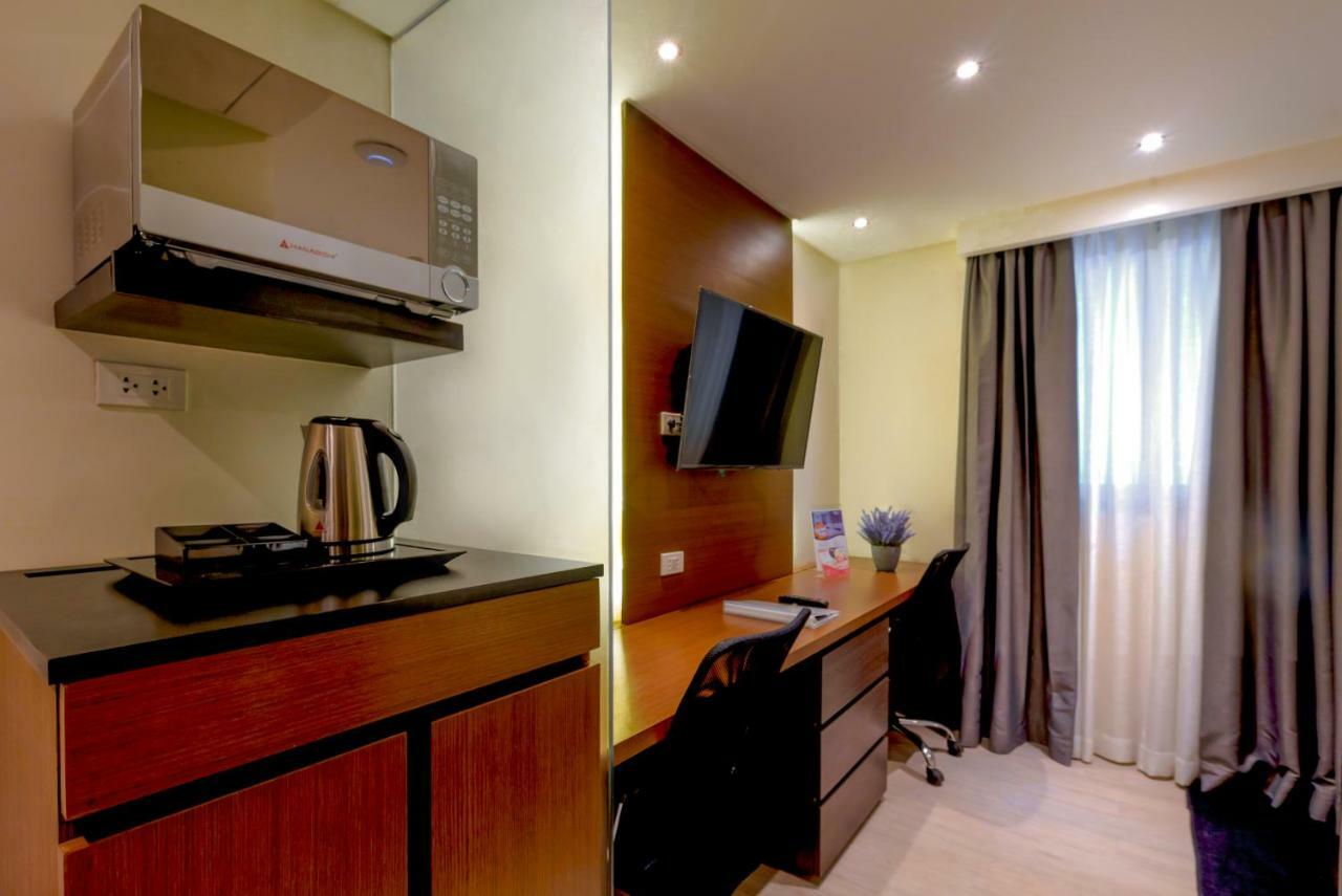 Coro Hotel Makati City Екстер'єр фото