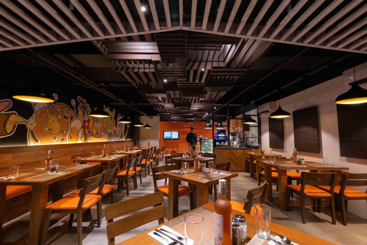 Coro Hotel Makati City Екстер'єр фото