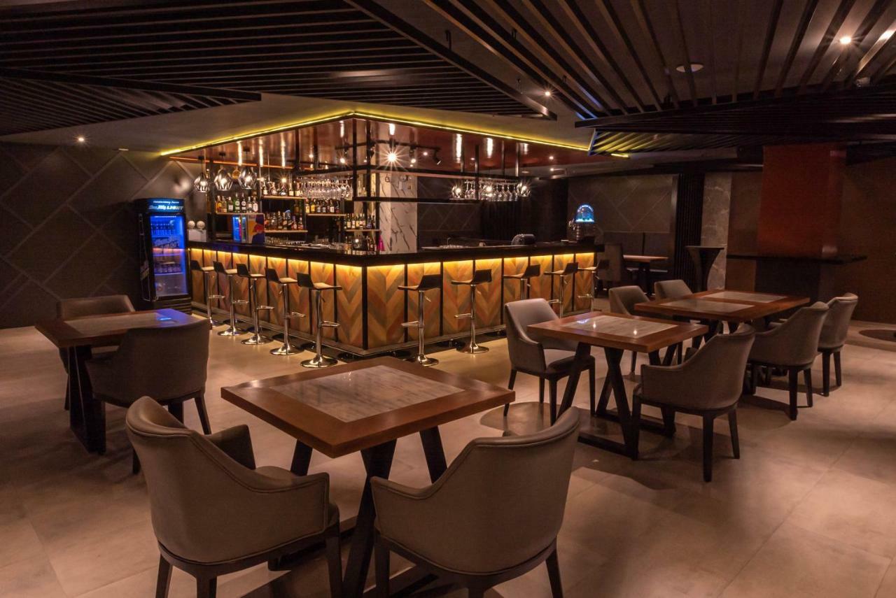 Coro Hotel Makati City Екстер'єр фото