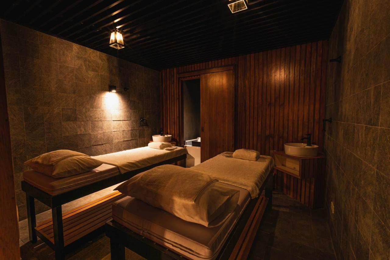 Coro Hotel Makati City Екстер'єр фото